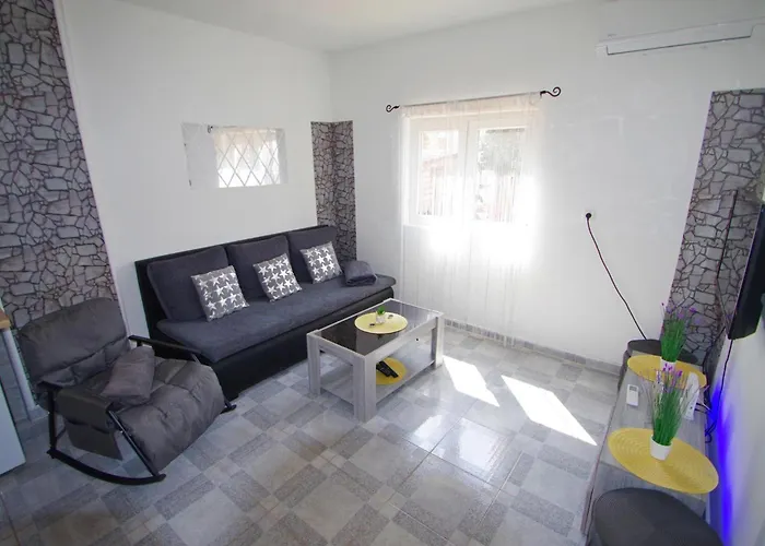 Marija Near Center * Pula